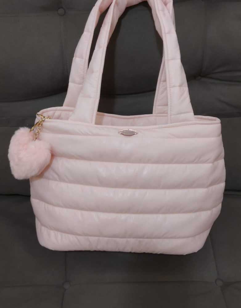 Bolsa puffer rosa claro com chaveiro de pompom