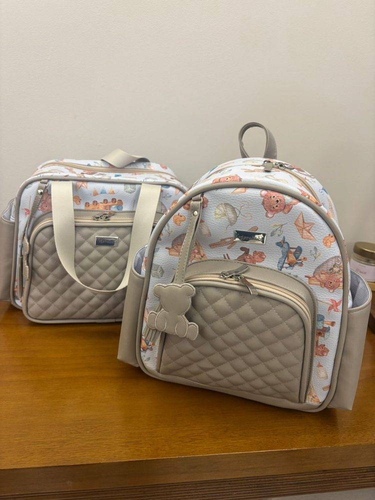 Bolsa e mochila maternidade com estampa de ursinhos e frente matelassê