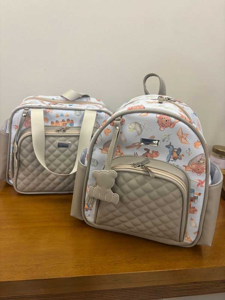 Bolsa e mochila maternidade com estampa de ursinhos e frente matelassê
